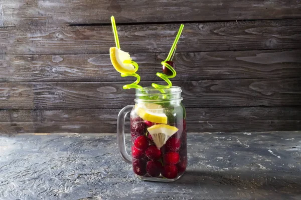 Свіжий напій з вишнею, м'ятою та лимоном — стокове фото