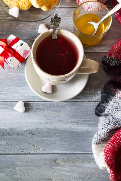 Tasse de thé chaud avec du miel et des biscuits — Photo