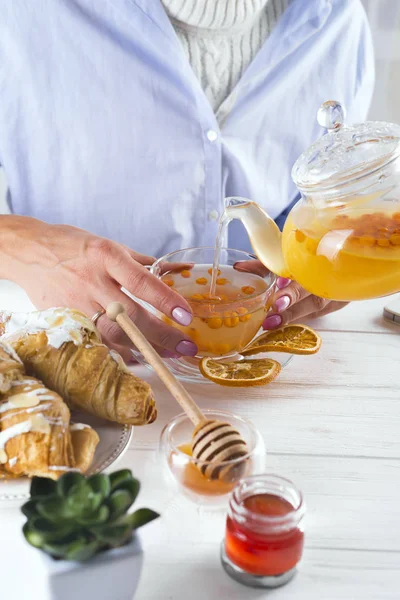 Famele manos sosteniendo caliente taza de té — Foto de Stock