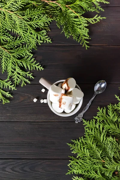Κύπελλο ζεστό κακάο με marshmallows στο ξύλινο τραπέζι, πάνω όψη — Φωτογραφία Αρχείου