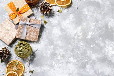 Süslemeleri ve hediye kutularıyla Noel arkaplanı