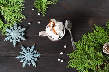 Ahşap masa üzerinde marshmallow ile sıcak kakao fincan