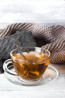 Fincan çay, örme eldiven ve atkı