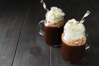 Bardakta sıcak çikolata.