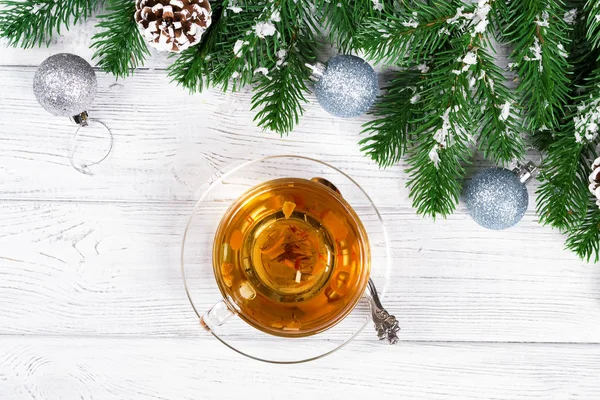 Ένα φλιτζάνι ζεστό τσάι, και ένα χριστουγεννιάτικο δέντρο υποκατάστημα — Φωτογραφία Αρχείου