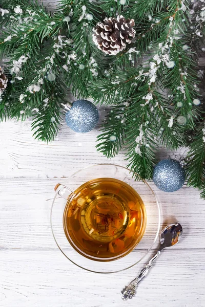 Egy csésze forró tea és egy karácsonyfa ága — Stock Fotó