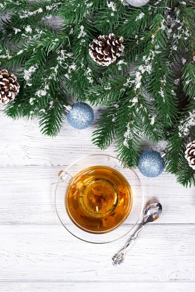 Ένα φλιτζάνι ζεστό τσάι, και ένα χριστουγεννιάτικο δέντρο υποκατάστημα — Φωτογραφία Αρχείου