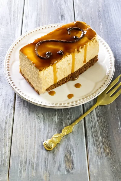 Coffee cake with caramel — Stock Photo, Image