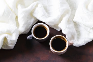 İki fincan kahve.