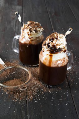 Bardakta sıcak çikolata.