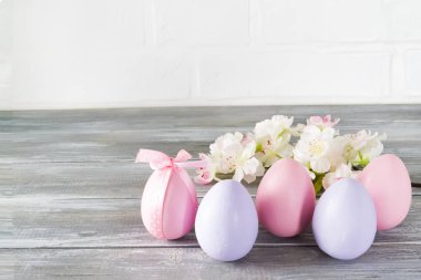 pembe ve mor Paskalya yumurtaları
