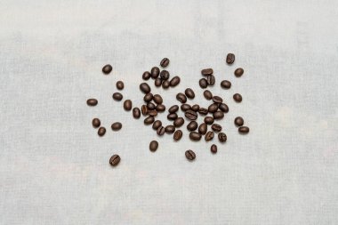 Kahve çekirdekleri çul doku arka plan üzerinde.