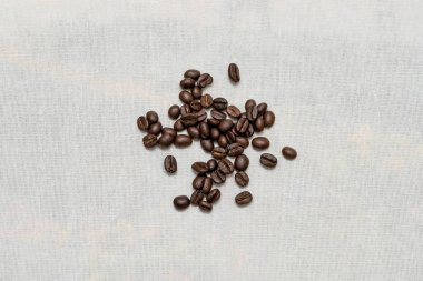 Kahve çekirdekleri çul doku arka plan üzerinde.