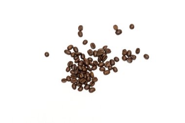 Beyaz arka planda izole kahve çekirdekleri. Resmi kapat.