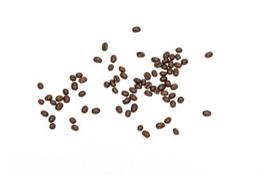 Beyaz arka planda izole kahve çekirdekleri. Resmi kapat.