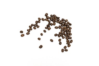 Beyaz arka planda izole kahve çekirdekleri. Resmi kapat.