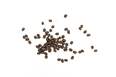 Beyaz arka planda izole kahve çekirdekleri. Resmi kapat.