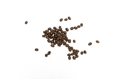 Beyaz arka planda izole kahve çekirdekleri. Resmi kapat.