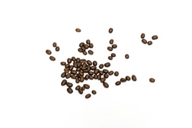 Beyaz arka planda izole kahve çekirdekleri. Resmi kapat.