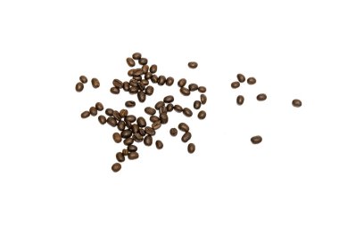 Beyaz arka planda izole kahve çekirdekleri. Resmi kapat.