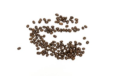 Beyaz arka planda izole kahve çekirdekleri. Resmi kapat.