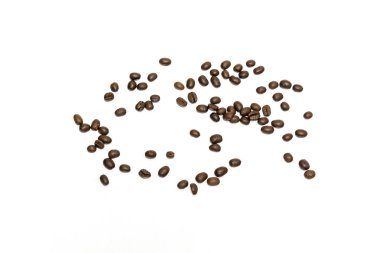 Beyaz arka planda izole kahve çekirdekleri. Resmi kapat.