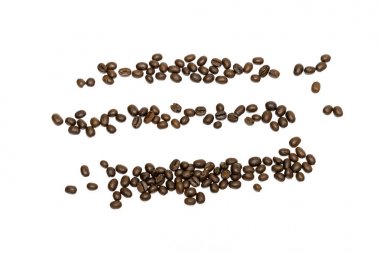 Beyaz arka planda izole kahve çekirdekleri. Resmi kapat.