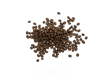 Beyaz arka planda izole kahve çekirdekleri. Resmi kapat.