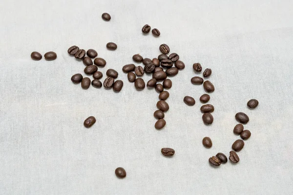 Kahve çekirdekleri çul doku arka plan üzerinde.