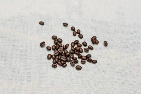 Kahve çekirdekleri çul doku arka plan üzerinde.
