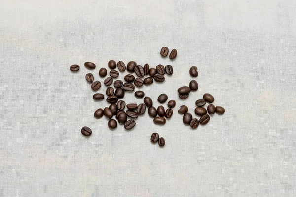 Kahve çekirdekleri çul doku arka plan üzerinde.