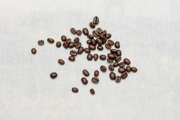 Kahve çekirdekleri çul doku arka plan üzerinde.