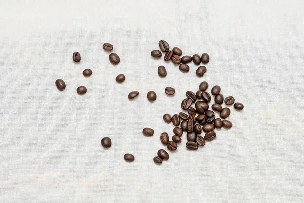 Kahve çekirdekleri çul doku arka plan üzerinde.