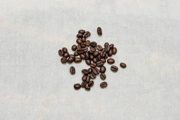 Kahve çekirdekleri çul doku arka plan üzerinde.