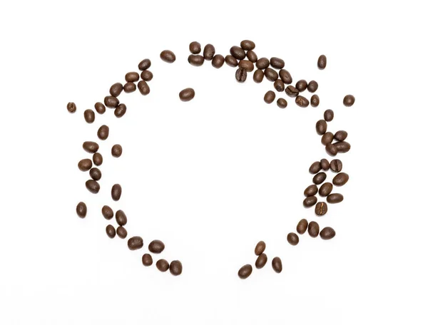 咖啡豆在白色背景上被分离出来.近景图像. — 图库照片