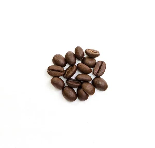 Grains de café isolés sur fond blanc. Fermer l'image. — Photo