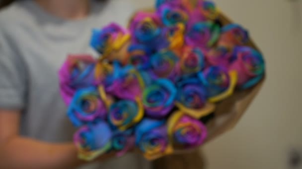 Beeldmateriaal vrouw met een boeket rozen van de regenboog. 4k — Stockvideo