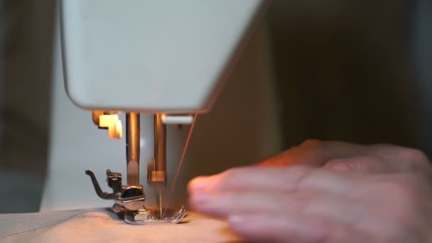 Imágenes de mujeres cosiendo en la máquina de coser. 4K — Vídeo de stock
