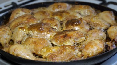 kızarmış tavuk fırında pişmiş