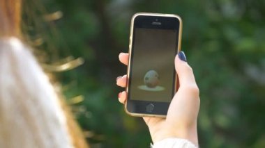 Samara, Rusya Federasyonu - 24 Eylül 2016: kadın oyun pokemon onun iphone gidin. Pokemon artar gerçeklik unsurları ile multiplayer oyun gidin. Pikachu yumurtadan.