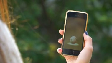 Samara, Rusya Federasyonu - 24 Eylül 2016: kadın oyun pokemon onun iphone gidin. Pokemon artar gerçeklik unsurları ile multiplayer oyun gidin. Magmar yumurtadan.