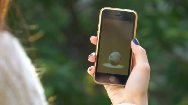サマーラ, ロシア - 2016 年 9 月 24 日: 女性演奏ポケモンは彼の iphone に行きます。ポケモンは、拡張現実感の要素を持つマルチプレイヤー ゲームを移動します。カビゴンが孵化しました。. — ストック動画