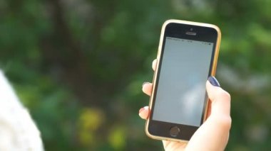Samara, Rusya Federasyonu - 24 Eylül 2016: kadın oyun pokemon onun iphone gidin. Pokemon artar gerçeklik unsurları ile multiplayer oyun gidin. Kabutops Kabuto evrim.