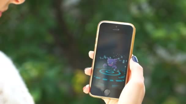 Samara, Rusko - 24 září 2016: hraní Pokémon žena jít na jeho iphone. Pokemon jít multiplayerová hra s prvky rozšířené reality. Haunter evoluce v Gengar. — Stock video