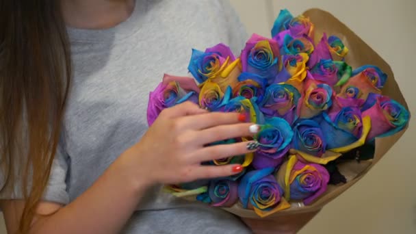 Женщина с фотографиями, держащая букет радужных роз. 4k — стоковое видео