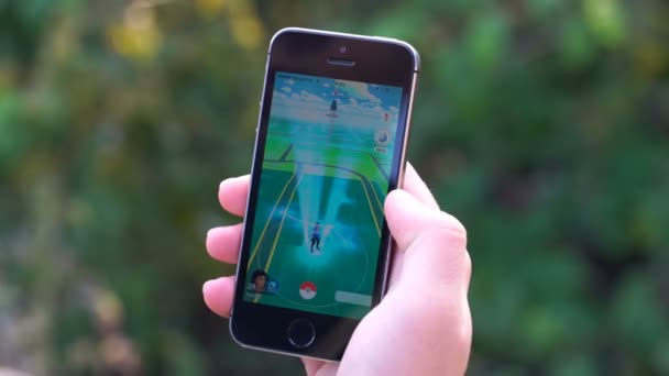 Samara, Rusia - 9 de octubre de 2016: hombre jugando pokemon ir en su iphone. pokemon ir juego multijugador con elementos de realidad aumentada. 29 subir de nivel — Vídeos de Stock