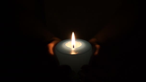 镜头的妇女手中燃烧的蜡烛。4 k — 图库视频影像