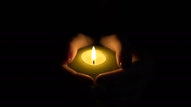 Footage burning candle in the hands of women. 4K — Stockvideo
