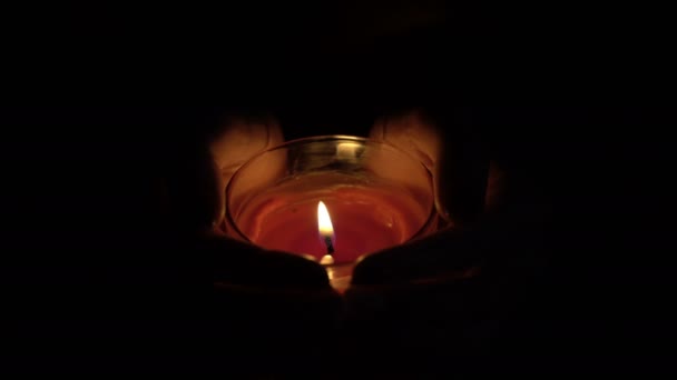 Кадри палаючої свічки в руках жінок. 4-кілометровий — стокове відео