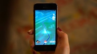 Samara, Rusya Federasyonu - 27 Ekim 2016: kadın oyun pokemon onun iphone gidin. Pokemon artar gerçeklik unsurları ile multiplayer oyun gidin. 30 seviye yukarı